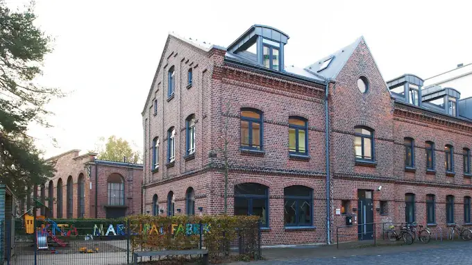 Kita Marzipanfabrik - Außenbereich, Gebäude, Einrichtung, Spielplatz