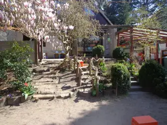 Kita Rasselbande - Außengelände, Garten, Pflanzen, Bäume, Treppen