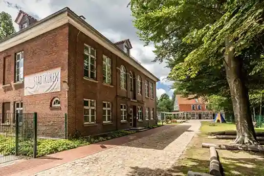 Stadtküken Kita Mühlenhof - Gelände, Außenbereich, Einrichtung, Haus, Anlage, Gehweg, Garten, Bäume, Tipi, Gebäude