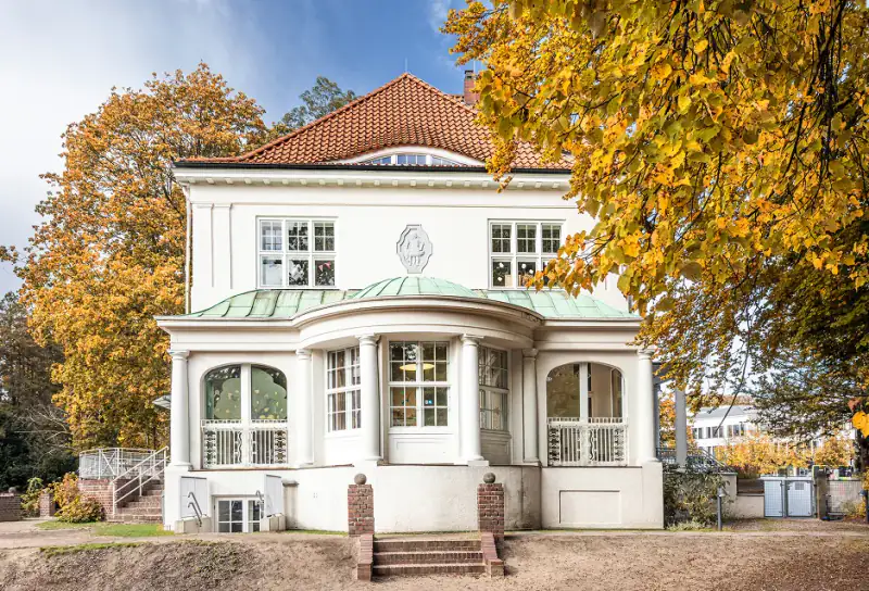 Stadtküken Villa Blumenfeld Kita - Außenansicht, Gebäude, Bäume, Fassade, Einrichtung